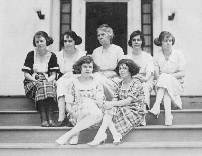 bessie mccorkle with daughters